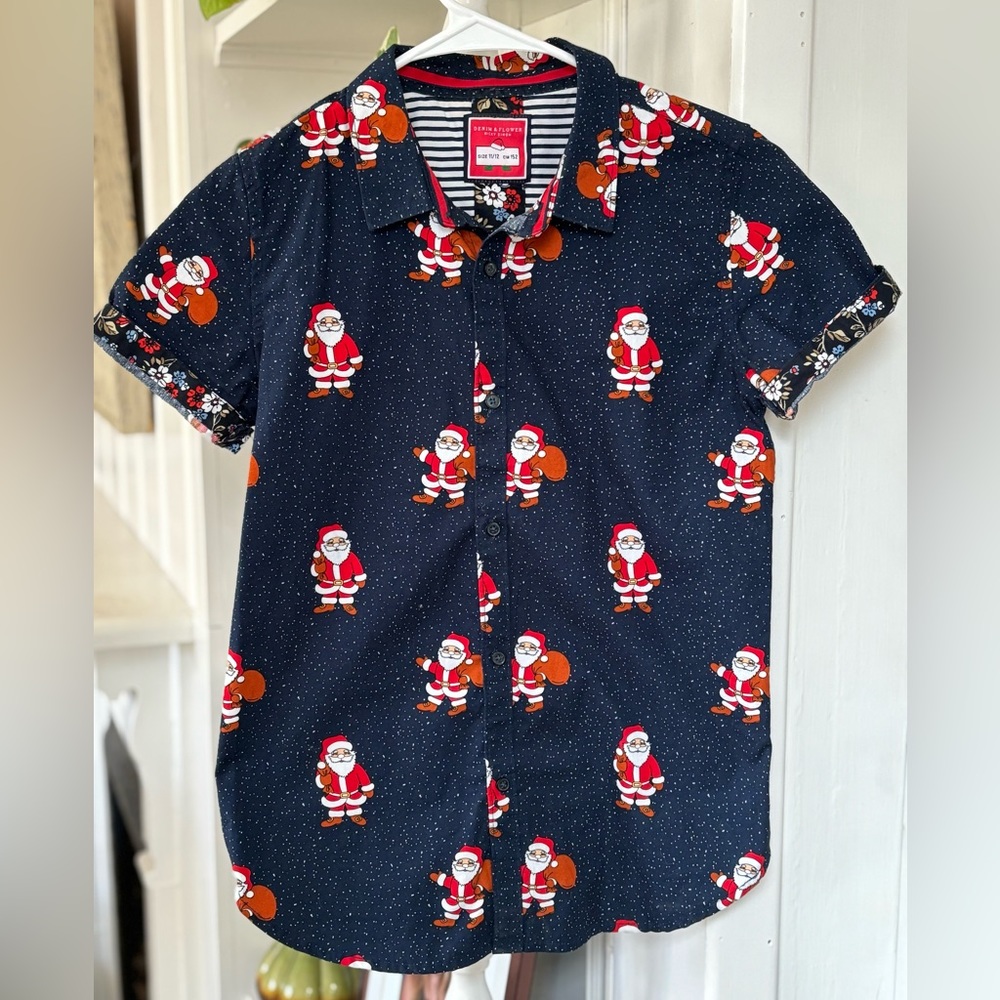 Boys Christmas Santa Claus button down. 🎅🏼 Size 11/12.